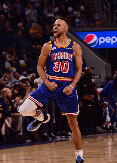 杜普兰蒂斯、特博戈两名巴黎奥运会金牌得主为摩纳哥vs巴黎开球（巴黎奥运金牌得主杜普兰蒂斯、特博戈为摩纳哥对巴黎比赛开球）