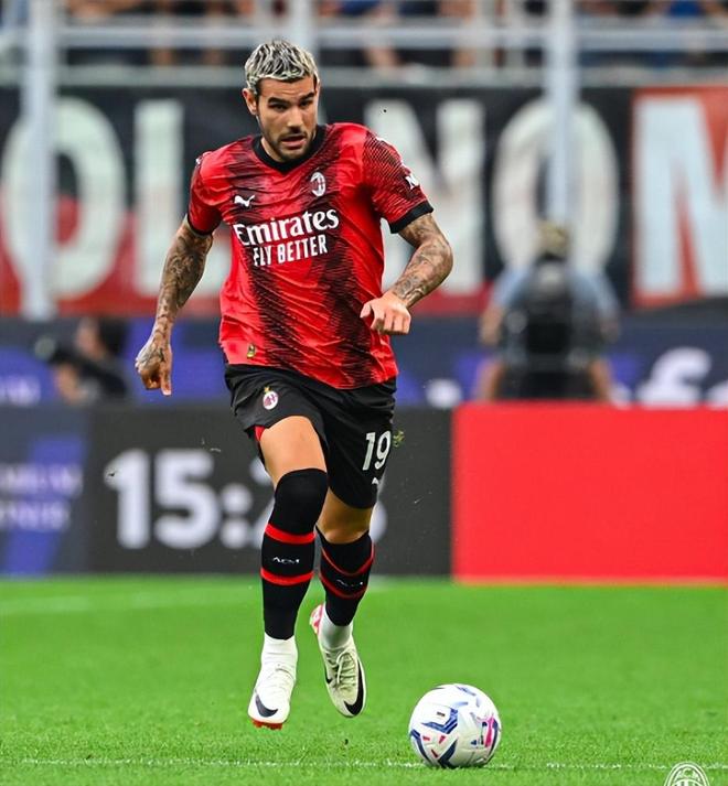 锁定五佳球！弗拉格突破两人上篮被身后小佩顿双手排球大帽（五佳球预定！弗拉格强突双人上篮遭身后小佩顿双手排球式大帽）