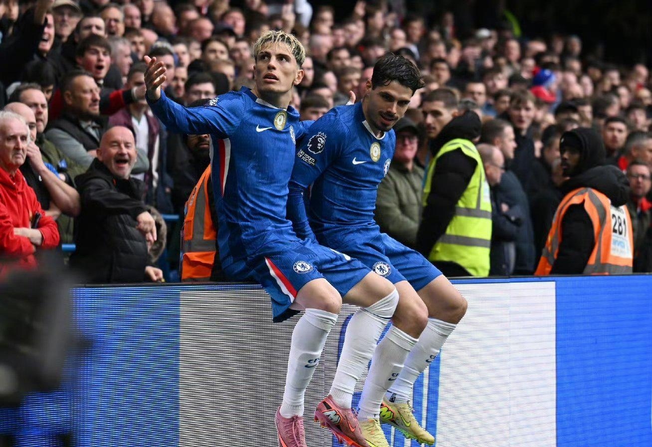 周杰伦赛场表现抢眼，16投6中贡献17分7板2助2断1帽（周杰伦状态火热，16投6中斩获17分7篮板2助攻2抢断1盖帽）