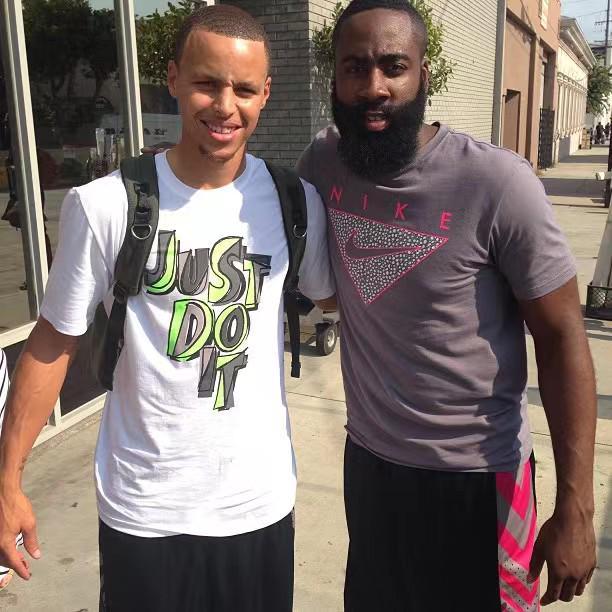 世体：弗里克现场观看加泰罗尼亚比赛，重点关注贝尔纳尔表现（世体：弗里克现身加泰罗尼亚赛场，目光锁定贝尔纳尔）