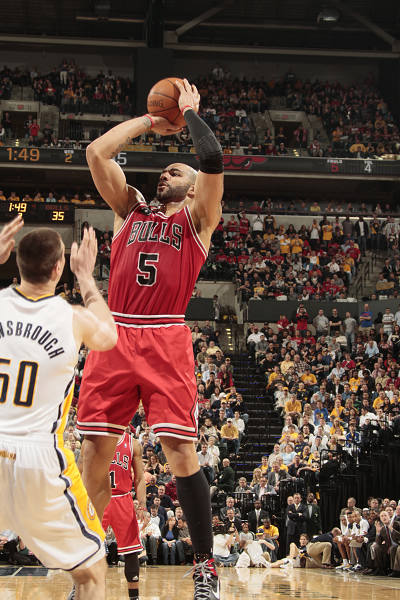 欧冠小组赛名额争夺白热化（欧冠小组赛席位之争愈演愈烈）