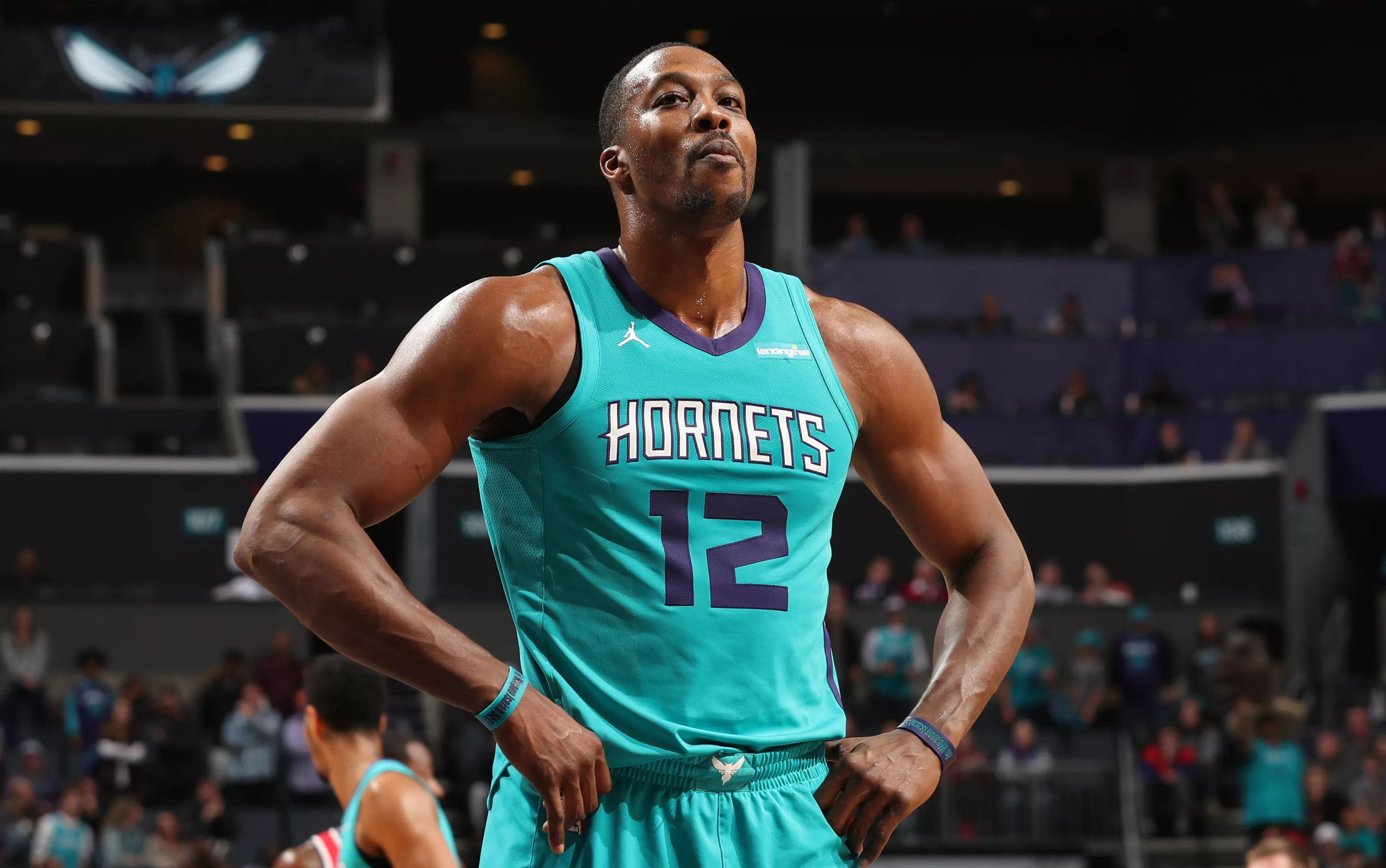 拜仁球迷不顾阻拦和处罚燃放烟火，高层因此在看台上频频摇头（拜仁球迷无视劝阻与处罚燃放烟火，高层在看台连连摇头）