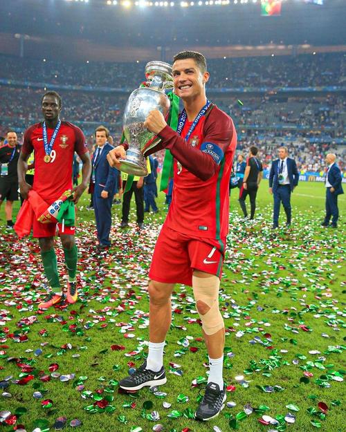 哈曼：施洛特贝克会留在多特，萨拉赫在利物浦时光已经结束（哈曼称施洛特贝克将留守多特，萨拉赫在利物浦的时光已告终）