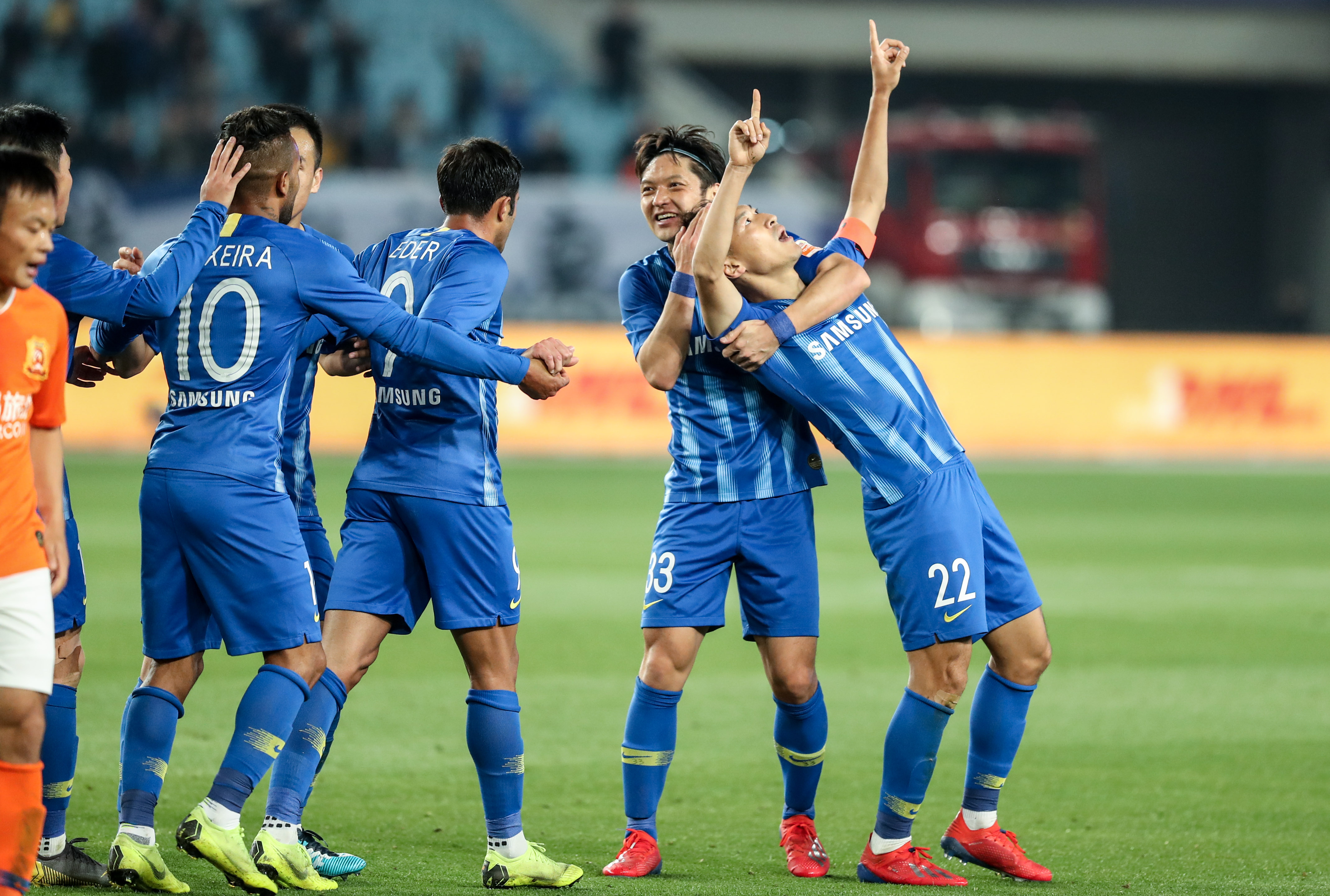 马刺新人连续爆发（马刺新生力量连连发威）