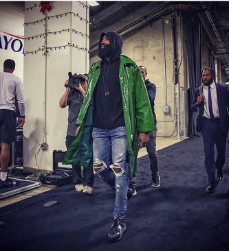 霍姆格伦的卓越表现成为上半场亮点（霍姆格伦惊艳发挥点亮上半场）