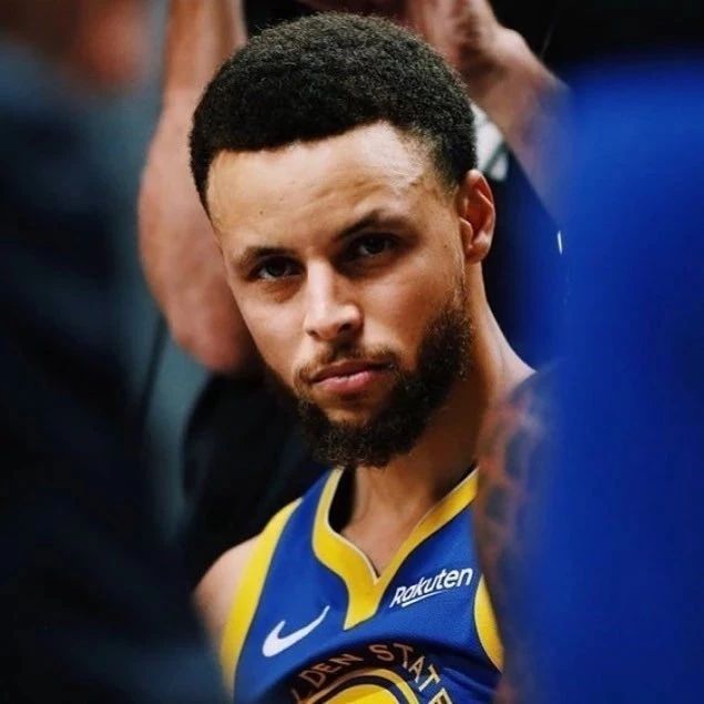 替补球员关键时刻助球队锁胜（替补球员末段发威锁定胜局）