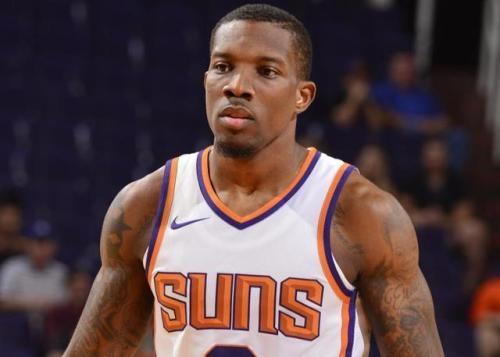 兰德尔娇妻主场助阵，两娃环绕，身材依旧吸睛（兰德尔爱妻主场现身助阵，携两娃同框，气质依旧亮眼）