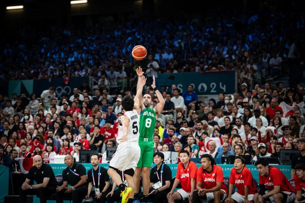 圣诞大战勇士126-116独行侠，库里23分，弗拉格27+6+5，浓眉伤退（圣诞夜勇士126比116击败独行侠：库里23分，弗拉格27+6+5，浓眉伤退）