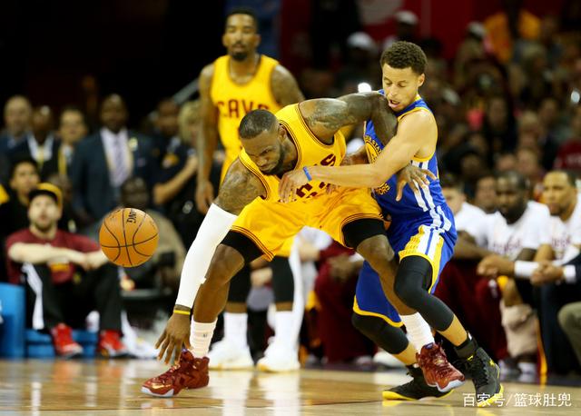 阿夫迪亚本赛季14次砍25+5+5，仅次于约基奇和东契奇（阿夫迪亚本季14场达成25+5+5，排名仅次于约基奇与东契奇）