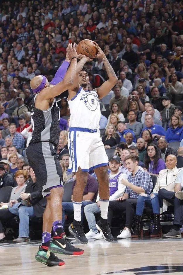 雄鹿vs篮网前瞻：外线火力对决，雄鹿盼终结客场六连败（雄鹿客战篮网前瞻：外线火力对飙，雄鹿力争终结客场六连败）