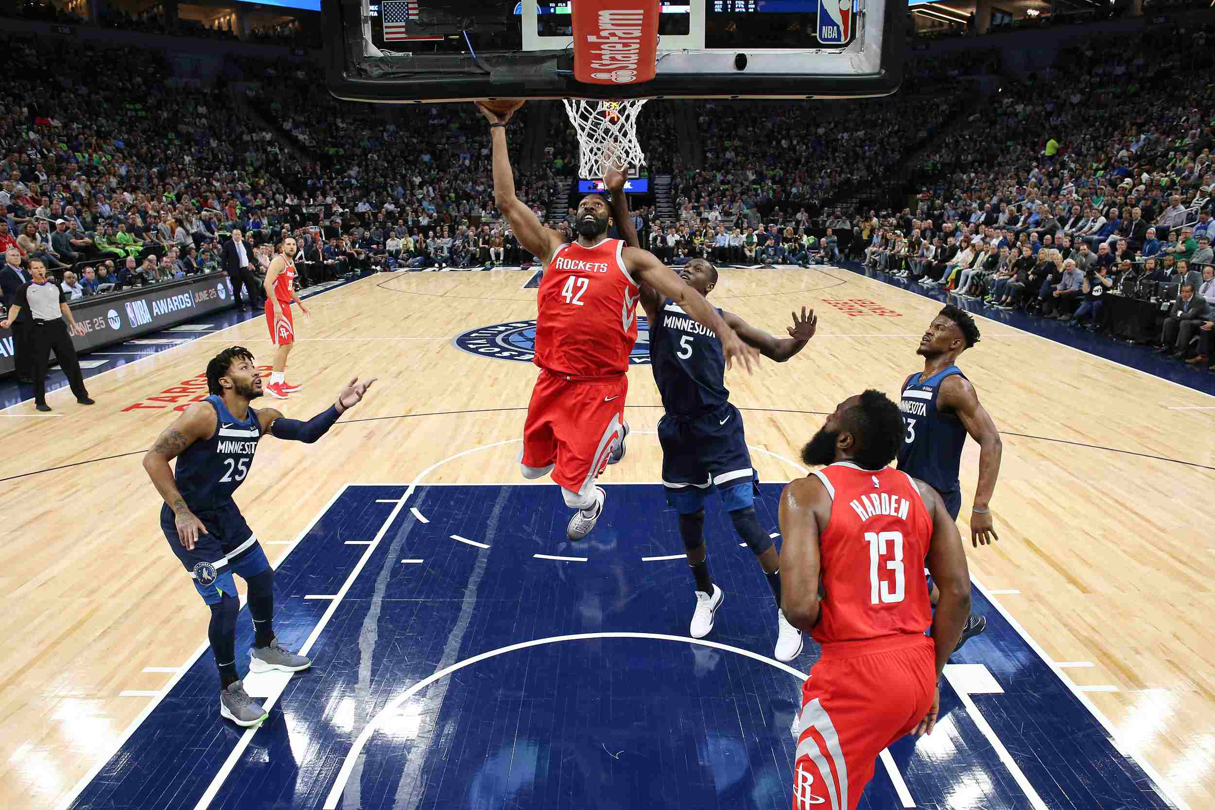 情绪不佳，吉拉西在下半场被换下时拒绝与主教练科瓦奇握手（下半场被换下，情绪不佳的吉拉西拒与主帅科瓦奇握手）