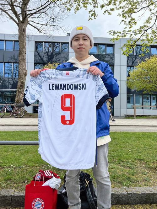 太尴尬！海兰德关键第一罚不中 第三罚故意不进却没沾筐违例送球权（太尴尬！海兰德关键首罚失手，第三罚故意不中未触筐被判违例送出球权）