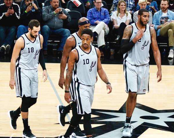 无悬念？中超官方第30轮最佳候选：上演大四喜的法比奥领衔（悬念不大？中超第30轮官方最佳候选出炉：大四喜的法比奥领跑）