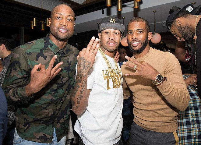 雷霆以132比111大胜独行侠，亚历山大高效砍下33分，延续14连胜。（雷霆132-111轻取独行侠，亚历山大高效轰下33分，豪取14连胜）