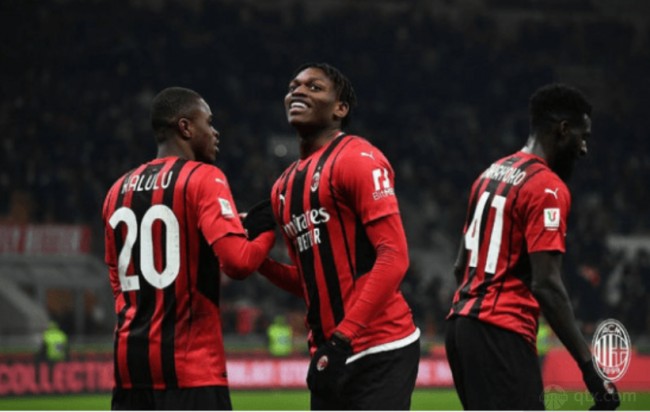 进攻表演！三球半场轰7记三分球砍下21分1板8助1断（火力全开！三球半场狂飙7记三分，砍下21分1板8助1断）