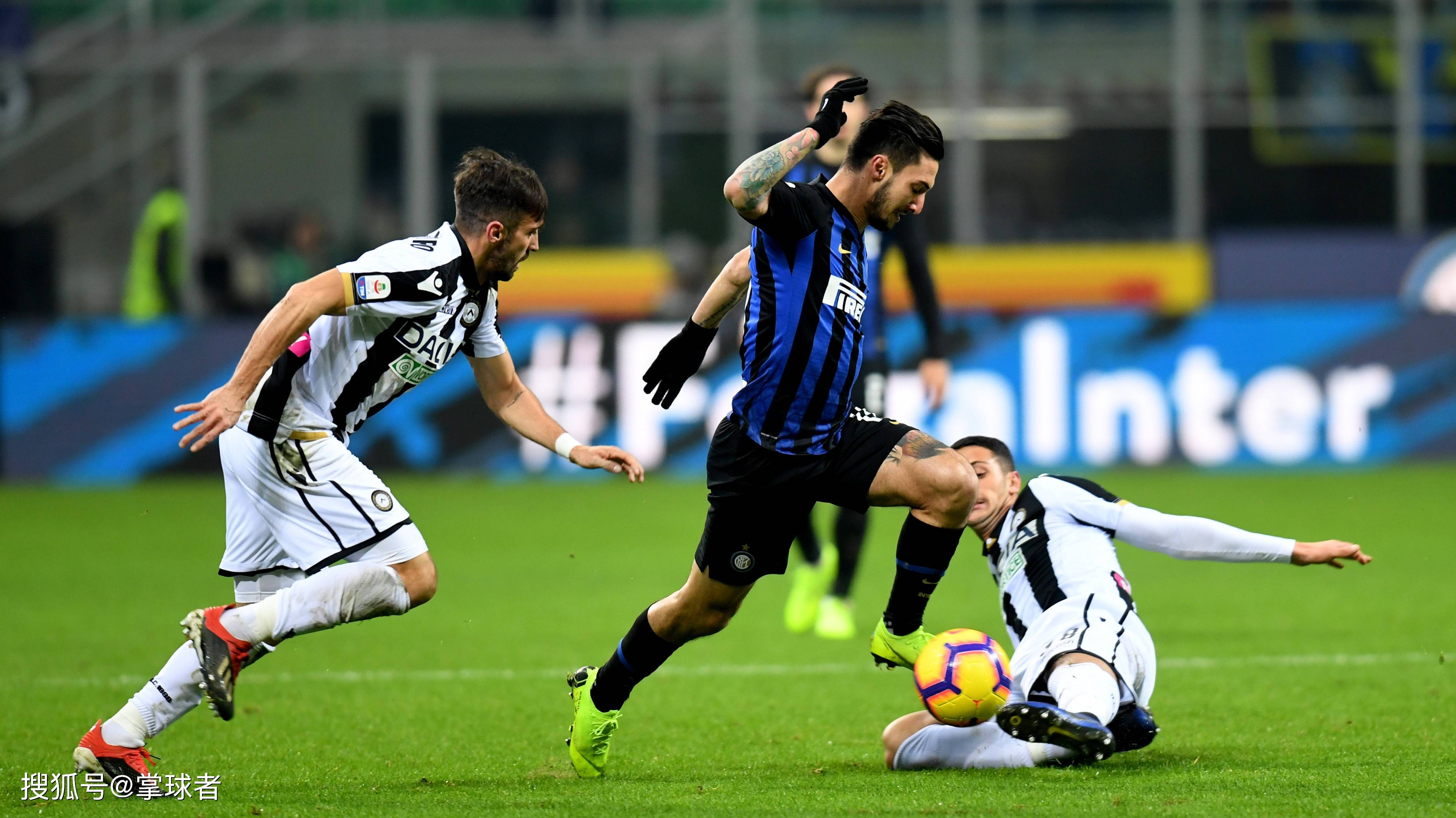 那个受伤倒地的瞬间让人揪心（受伤倒地的一幕令人揪心）