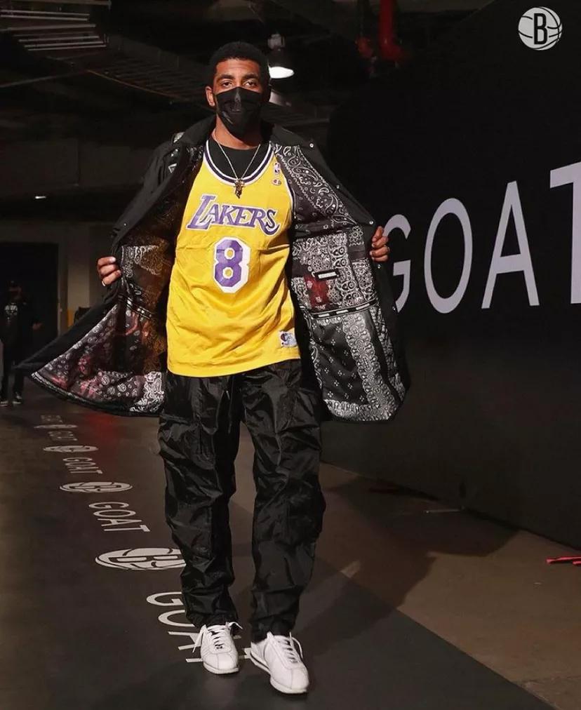 叙旧！杜兰特和拄着拐杖的比尔在赛前热聊（赛前旧友相见：杜兰特与拄着拐杖的比尔热聊）