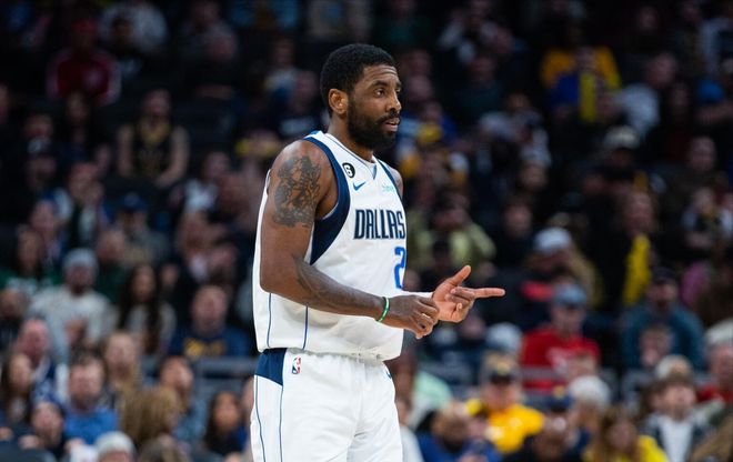 太阳报：里奇的主持人女友亮相米兰德比，透视装造型引发热议（米兰德比看台焦点：里奇的主持人女友以透视造型亮相引发热议）