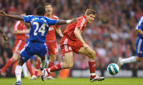 都悲伤！阿森纳被扳平球迷遗憾捂脸，狼队遭绝杀球迷神情落寞（双双失落！阿森纳被扳平球迷捂脸叹息，狼队遭绝杀神情黯然）