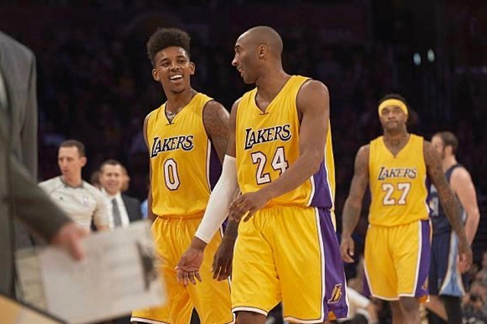 德罗赞次节6中5轰10分，带领国王反超火箭（德罗赞次节6投5中砍10分，率国王完成对火箭的反超）