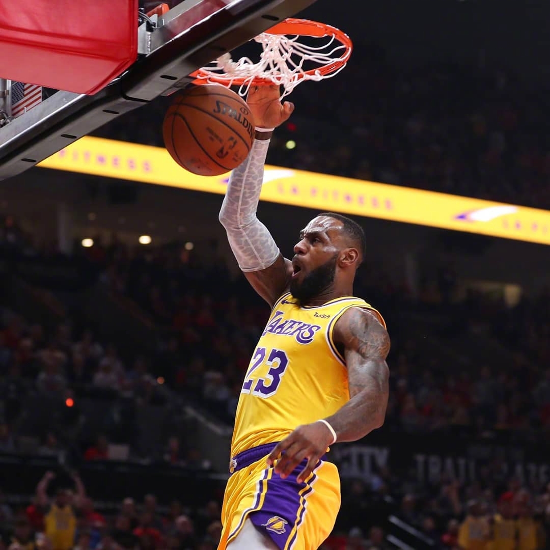 阿森纳3-1拜仁破其不败金身，马杜埃凯首球诺伊尔失误送礼（阿森纳3-1击退拜仁终结不败，马杜埃凯斩首球诺伊尔失误送大礼）